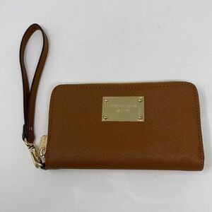 𝅺MICHAEL Kors leather brown wristlet zipper closure